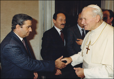 Pietro Rosa ricevuto da Papa Giovanni Paolo II per l’ultimazione dei lavori di restauro del soffitto della Sala Studio - Palazzo Apostolico - Vaticano.