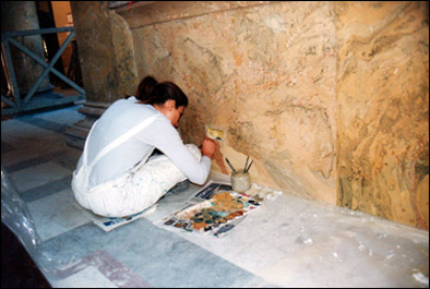 Restauratore d’arte. Restauratore durante il restauro di una marmoridea. Palazzo del Governatorato in Vaticano.