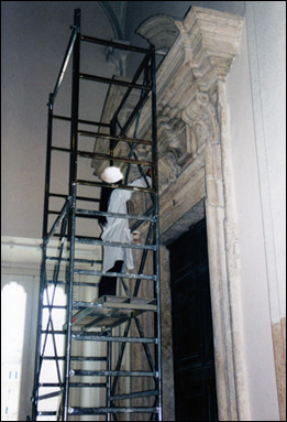 Restauratore durante il restauro di un portale in travertino. - Scalone d onore di Palazzo Chigi a Roma.