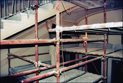 Restauratore opere d’arte - Restauratori durante le varie fasi del restauro delle decorazioni dei soffitti e pareti Scalone di via della Mercede 96 - Roma.