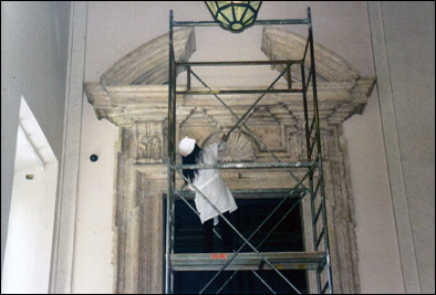 Restauratori d’arte. Restauratore durante il restauro di un portale in travertino.