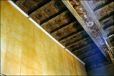 Restauri - Restauro di soffitto ligneo a cassettoni decorato a tempera con ornati floreali e rosoni (Pietro Rosa, restauratore e decoratore).