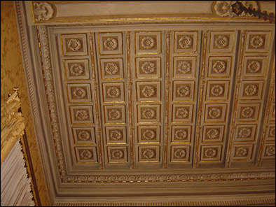 Restauro di un soffitto in legno decorato a tempera e oro zecchino a foglia.