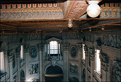 Restauri di soffitti lignei decorati a tempera e oro zecchino. Navata centrale della Basilica di San Giovanni in Laterano a Roma.
