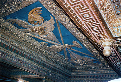 Restauri di soffitti lignei decorati a tempera e oro zecchino. Navata centrale della Basilica di San Giovanni in Laterano a Roma