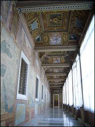 Restauri e tinteggiatura della balaustra lato finestroni della III Loggia del Palazzo Apostolico in Vaticano.