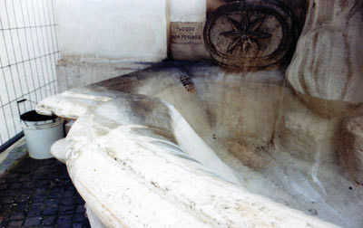 Restauro della fontana in marmo di Palazzo Chigi (Roma).