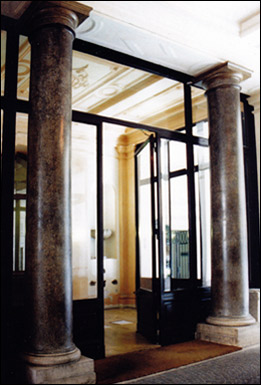 Restauro di 4 colonne in marmoridea (Ingresso del Ministero per la Semplificazione Normativa).