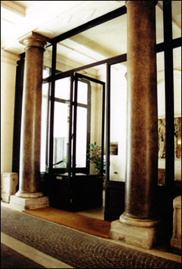 Restauro di 4 colonne in marmoridea (Ingresso del Ministero per la Semplificazione Normativa)