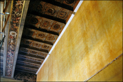 Restauro di soffitto ligneo a cassettoni decorato con ornati floreali e rosoni (Pietro Rosa).