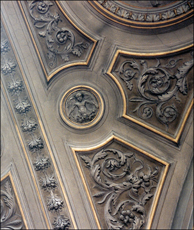 Restauro di stucchi in gesso.