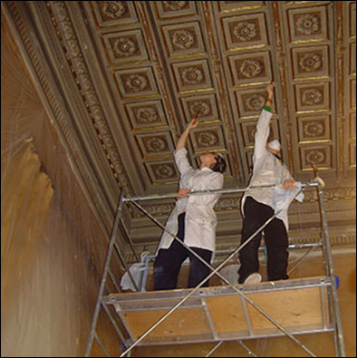 Restauro soffitto in legno decorato.