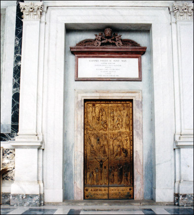 Restauro portale in marmo. Restauro dei marmi e finti marmi della Porta Santa della Basilica di San Giovanni in Laterano a Roma.