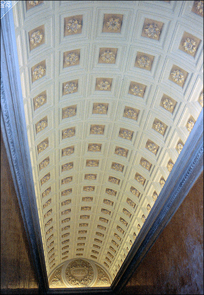 Restauro rosoni in stucco. tinteggiatura soffitto a cassettoni con rosoni. Scala Nobile,  Palazzo Apostolico, Vaticano - Pietro Rosa (restauri e decorazioni).