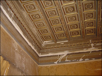 Restauro di un soffitto in legno decorato a tempera e oro zecchino a foglia