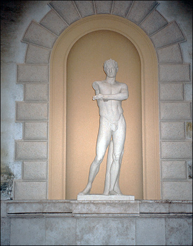 Restauro statua in marmo in via Firenze 48 a Roma.